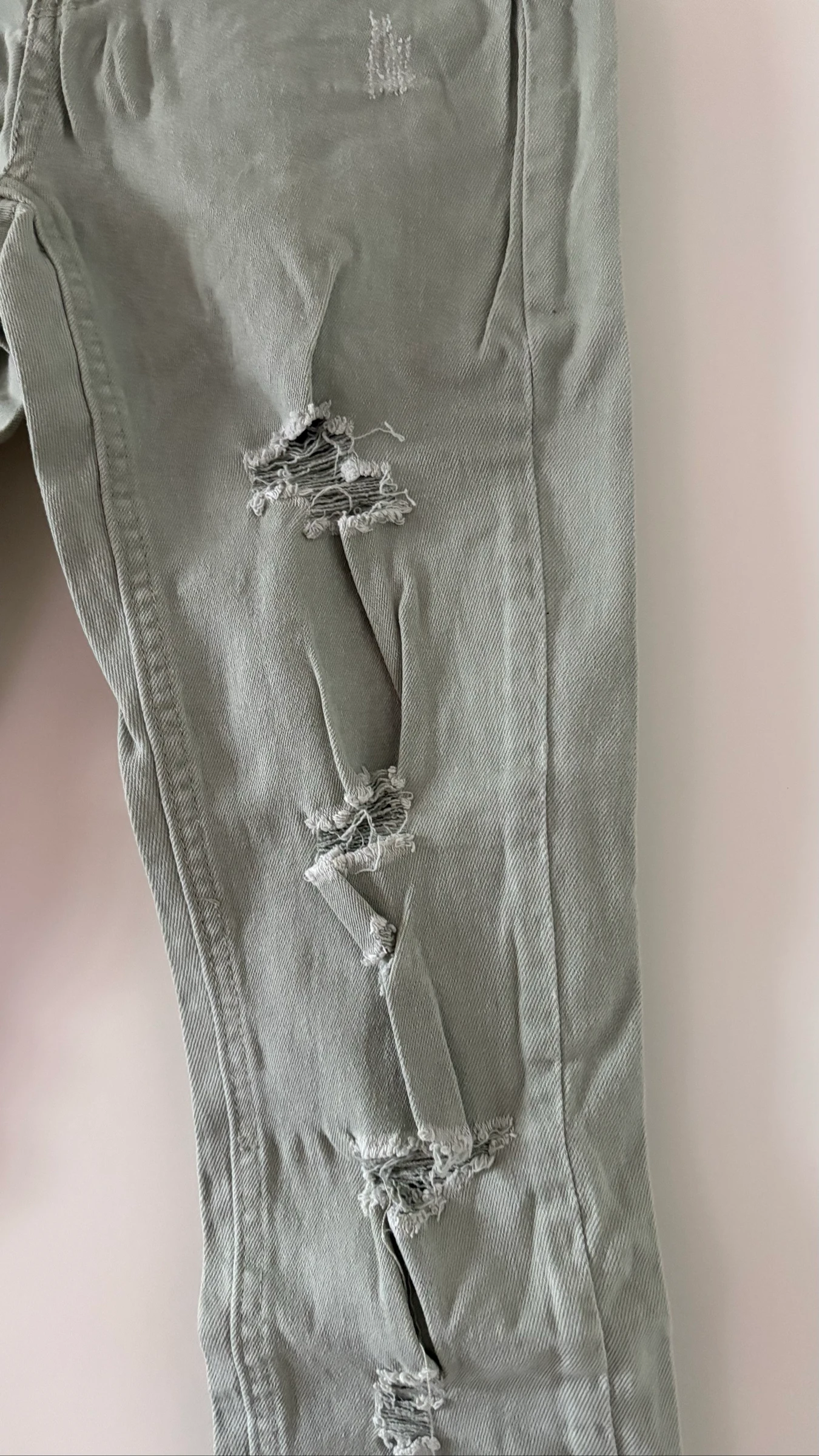 Calça jeans rasgada tamanho P feminino – photo 2